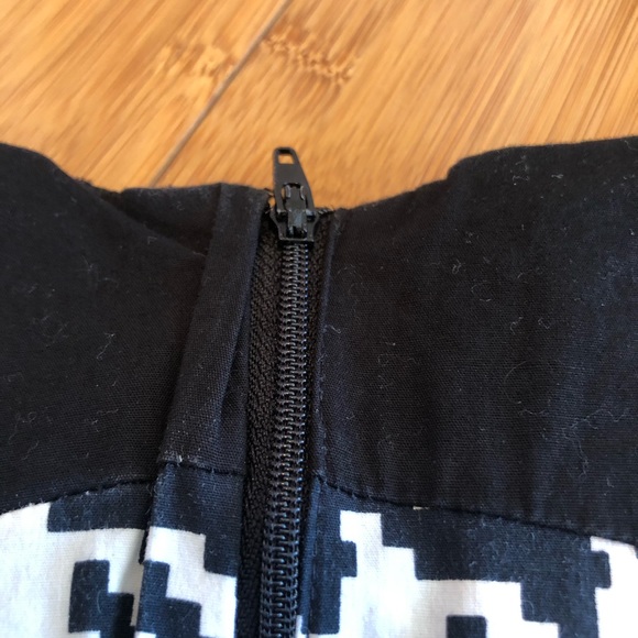 H&M black and white cubic blouse - Picture 3 of 4